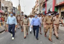 आईजी रेंज लक्ष्मी सिंह और कमिश्नर रंजन कुमार ने शहर में पैदल मार्च कर सुरक्षा व्यवस्था का लिया जायजा