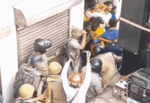 बरेली: कांवरियों के जत्थे में शामिल अराजकतत्वों ने की हवाई फायरिंग, पुलिस ने चलाई लाठी