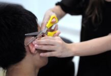 अनुशासनात्मक कार्यवाही के नाम पर शिक्षिका ने दर्जन भर विद्यार्थियों के काट दिए बाल