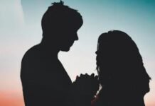 कमरे में पत्नी के साथ प्रेमी को देख आपा खो बैठा पति…….फिर पति ने किया कुछ ऐसा…..