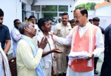 उप मुख्यमंत्री केशव प्रसाद मौर्य ने जनता दर्शन कार्यक्रम में सुनी फरियादियों की समस्यायें