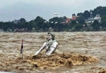 मां गंगा के रौद्र रूप से सहमा प्रशासन, रोकी गई पर्यटकों की आवाजाही, राम झूला का टूटा तार