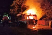 गोमांस के शक में युवकों ने ट्रक में लगाई आग, चालक और क्लीनर को पीटा