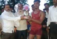 नाग पंचमी पर युवकों ने लगाए दांव, एक-दूसरे को चटाई धूल, रोमांचित हुए दर्शक