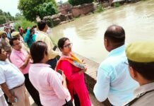 Unnao : जिलाधिकारी द्वारा बांगरमऊ क्षेत्र में बाढ़ प्रभावित क्षेत्र का किया गया स्थलीय निरीक्षण