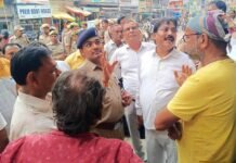 Unnao : सीओ सिटी की अगुवाई में प्रतिष्ठानों पर लगे सीसीटीवी कैमरों की हुई जांच