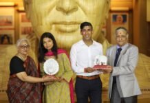 जी-20 शिखर सम्मेलन : ब्रिटेन के प्रधानमंत्री ऋषि सुनक ने अक्षरधाम मन्दिर में पत्नी अक्षता संग की पूजा अर्चना