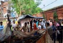 दर्दनाक हादसा : जर्जर रेलवे क्वार्टर की छत गिरने से पूरे परिवार की मौत