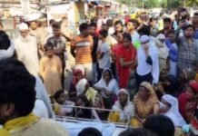 Lucnow : घायलावस्था में मिले युवक की इलाज के दौरान हुई मौत, परिजनों ने शव सड़क पर रखकर किया प्रदर्शन