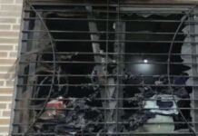 मोबाइल ब्लास्ट होने से सड़क पर खड़ी गाड़ियों के टूटे शीशे, कई लोग घायल