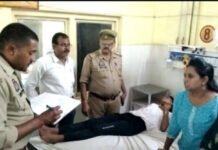 रायबरेली: छुट्टा जानवरों को बचाने के चक्कर में श्रद्धालुओं से भरी बस अनियंत्रित होकर पलटी, 14 घायल