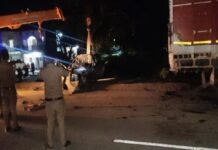 Road Accident : खड़े ट्रक में घुसी कार, मां और दो बेटों की दर्दनाक मौत, पोता-पोती घायल