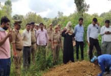 Unnao : डीएम के निर्देश पर चार माह बाद कब्र से निकाला गया वृद्ध का शव, कराया पोस्टमार्टम