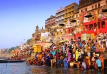 वाराणसी में गंगा का जलस्तर बढ़ने से दूसरी बार बदला गया आरती स्थल