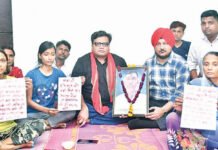 Kanpur : पीड़ित परिवार ने सीएम योगी को खून से पत्र लिखकर मांगा इंसाफ