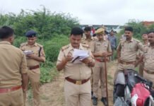 खाली प्लॉट में पड़ा मिला युवक का शव, नहीं हो सकी शिनाख्त