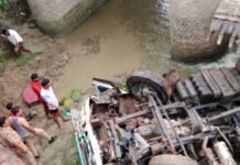 Unnao : रेलिंग तोड़ नदी में गिरा मौरंग लदा डंपर, चालक की मौत, परिचालक घायल