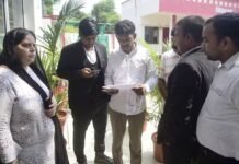 आदित्य ने निष्ठा त्रिपाठी की गोली मारकर की थी हत्या, 21 दिन पहले ही आया था जेल से बाहर हत्या-के-बाद-थाने-में-मौजूद-परिजन