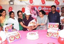 जिला महिला चिकित्सालय में डीएम ने नवजात बालिकाओं के माता-पिता को भेंट की बेबी केयर किट व मिठाई