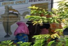 प्राथमिक विद्यालय में बच्चों द्वारा नमाज पढ़ने का फोटो वायरल होने से शिक्षक पर हुई कार्रवाई