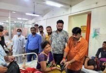 Unnao : मरीजों को फल वितरित कर राष्ट्रीय अध्यक्ष नरेश अग्रवाल का मनाया गया जन्मदिन