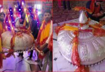 आस्था: दिल्ली के एक परिवार ने ऊना के चिंतपूर्णी मंदिर में चढ़ाया 30 किलो चांदी का छत्र