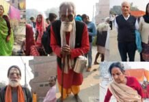 आस्था और भक्ति : बुजुर्गों ने डंडे के सहारे पूरी की परिक्रमा