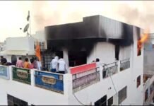 इलेक्ट्रॉनिक शोरूम में आग लगने से लाखों का माल राख, मचा हड़कंप