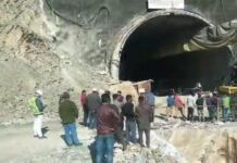 बचावकर्मियों ने सुरंग में फंसे हुए श्रमिकों से को पहुंचाया भोजन-पानी