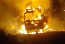 पटाखों से भरे ट्रक में लगी आग, मचा हड़कंप, चालक व क्लीनर फरार, जांच में जुटी पुलिस