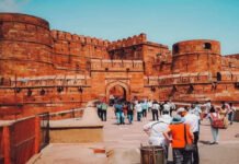 टिकट की रिसेलिंग में आगरा किले से गार्ड को हटाया, लम्बे समय से चल रहा था फर्जीवाड़ा