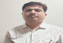 यूपी विजिलेंस टीम ने जीएसटी डिप्टी कमिश्नर धनेंद्र कुमार को किया गिरफ्तार