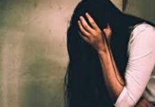 Unnao : खेत में प्रेमिका से मिलने गए प्रेमी को परिजनों ने पकड़कर पीटा, युवती ने लगाई फांसी