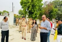 UNNAO : मंडलायुक्त व आईजी ने मतदान केन्द्रों का किया औचक निरीक्षण