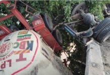 मोहम्मदी क्षेत्र में कठिना नदी पुल से नीचे पलटा एलपीजी से भरा टैंकर, चालक क्लीनर घायल