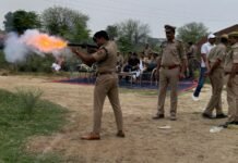 Unnao : दंगाइयों से निपटने के लिए पुलिस ने किया अभ्यास, जवानों ने अपनी क्षमता का किया प्रदर्शन