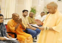 जनता दर्शन में सीएम योगी ने सुनी जनसमस्यायें, समस्याओं को तय समयसीमा में निस्तारित करने के निर्देश