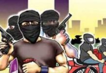 दिल्ली के अक्षरधाम मन्दिर के पास फिल्मी स्टाइल में हुई 50 लाख की लूट