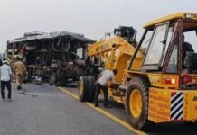 आगरा लखनऊ एक्सप्रेस-वे पर तेज रफ्तार डबल डेकर स्लीपर बस और कंटेनर भिडे़, 18 की दर्दनाक मौत