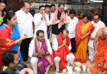 मंत्रियों और विधायकों के साथ सिद्धिविनायक मन्दिर पहुंचे अजित पवार