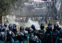 बांग्लादेश में सुरक्षा बलों ने प्रदर्शनकारियों पर चलाईं गोलियां, दागे आंसू गैस के गोले