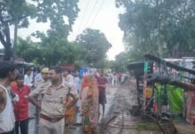 Unnao : काल बनकर दौड़ा ट्रक, गुमटी पर पलटा, दो बच्चों सहित मां की मौत