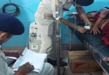 दो बेटियों सहित पिता की चाकू मारकर नृशंस हत्या, महिला घायल