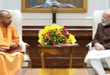 हाथरस सत्संग हादसे को लेकर पीएम मोदी ने सीएम योगी से की बात, सीएम आवास पर शुरू हुई बैठक