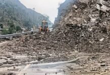 मलबा आने से दो घंटे बंद रहा टनकपुर-चम्पावत राष्ट्रीय राजमार्ग