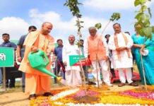मुख्यमंत्री योगी आदित्यनाथ ने अकबरनगर से पेड़ लगाओ-पेड़ बचाओ अभियान का किया शुभारंभ