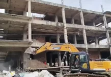 यूपी: गैंगस्टर के अवैध बहुमंजिला इमारत पर चला बुलडोजर, भारी पुलिस बल के साथ प्रशासन ने की कार्रवाई