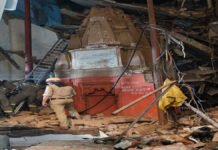 काशी विश्वनाथ मंदिर के पास दो पुराने मकान गिरने से एक महिला की मौत, सात लोग घायल