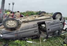 Lucknow : शहीद पथ पर स्कूल वैन पलटने से 6 बच्चे घायल, एक की हालत गंभीर