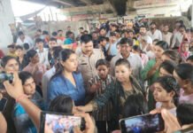 बिजली, पानी और खाने की समस्या से परेशान छात्राओं ने किया प्रदर्शन